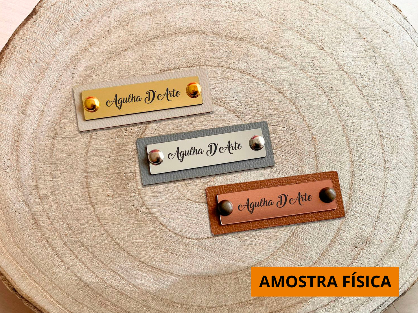 Amostra Física | Etiqueta Dupla em Napa e Acrílico Espelhado/Escovado com Tachas Personalizada