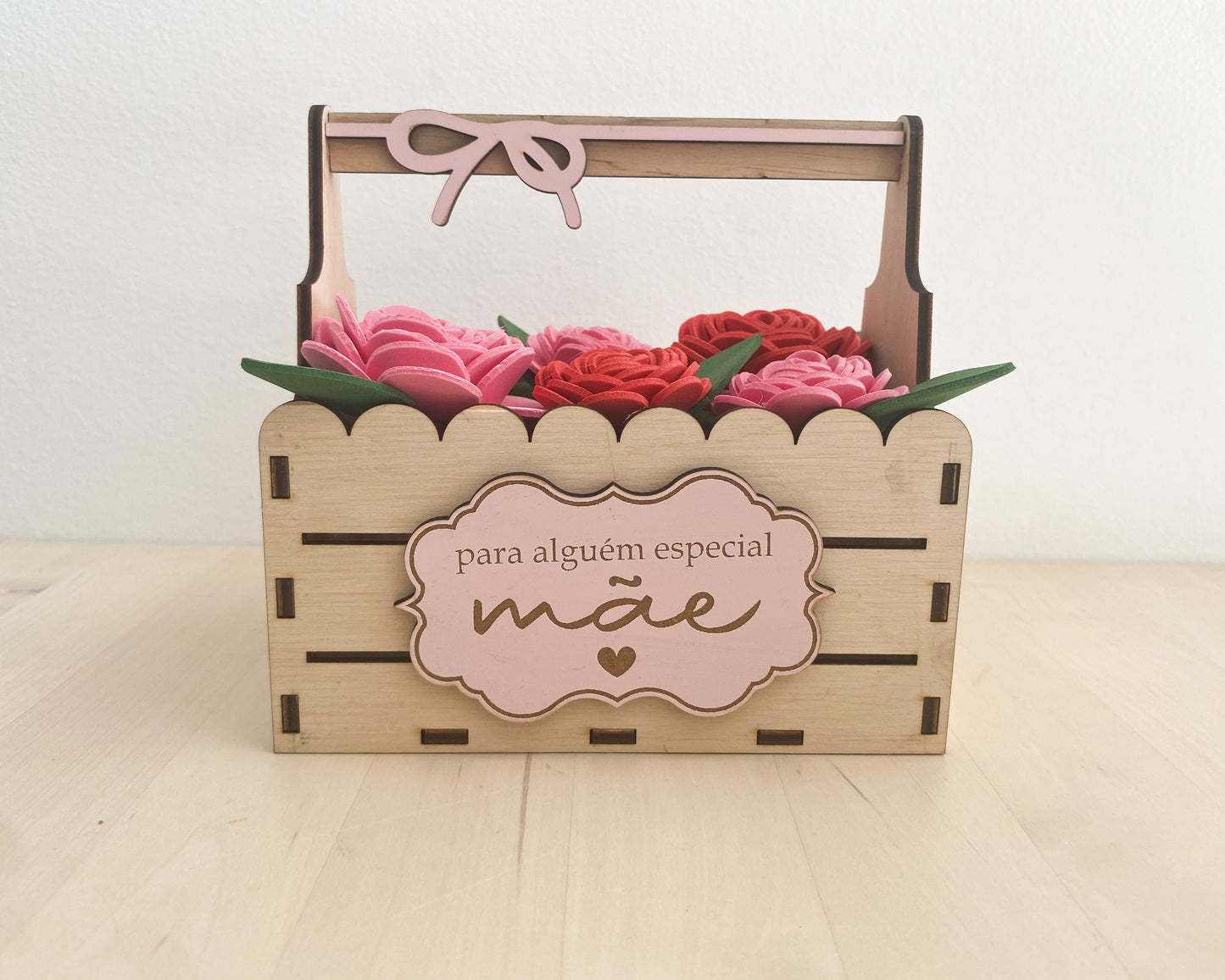 Cesta com Flores e Placa Personalizada