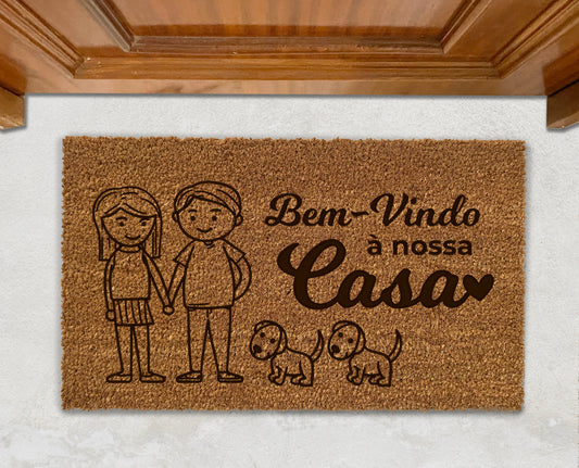 Tapete de Entrada | Bem Vindo à Nossa Casa | Casal e os Seus Animais | Personalizado