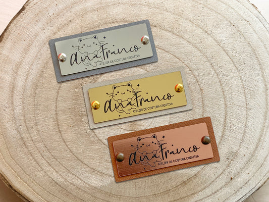 Etiquetas Duplas em Napa e Acrílico Espelhado/Escovado com Tachas | Personalizadas